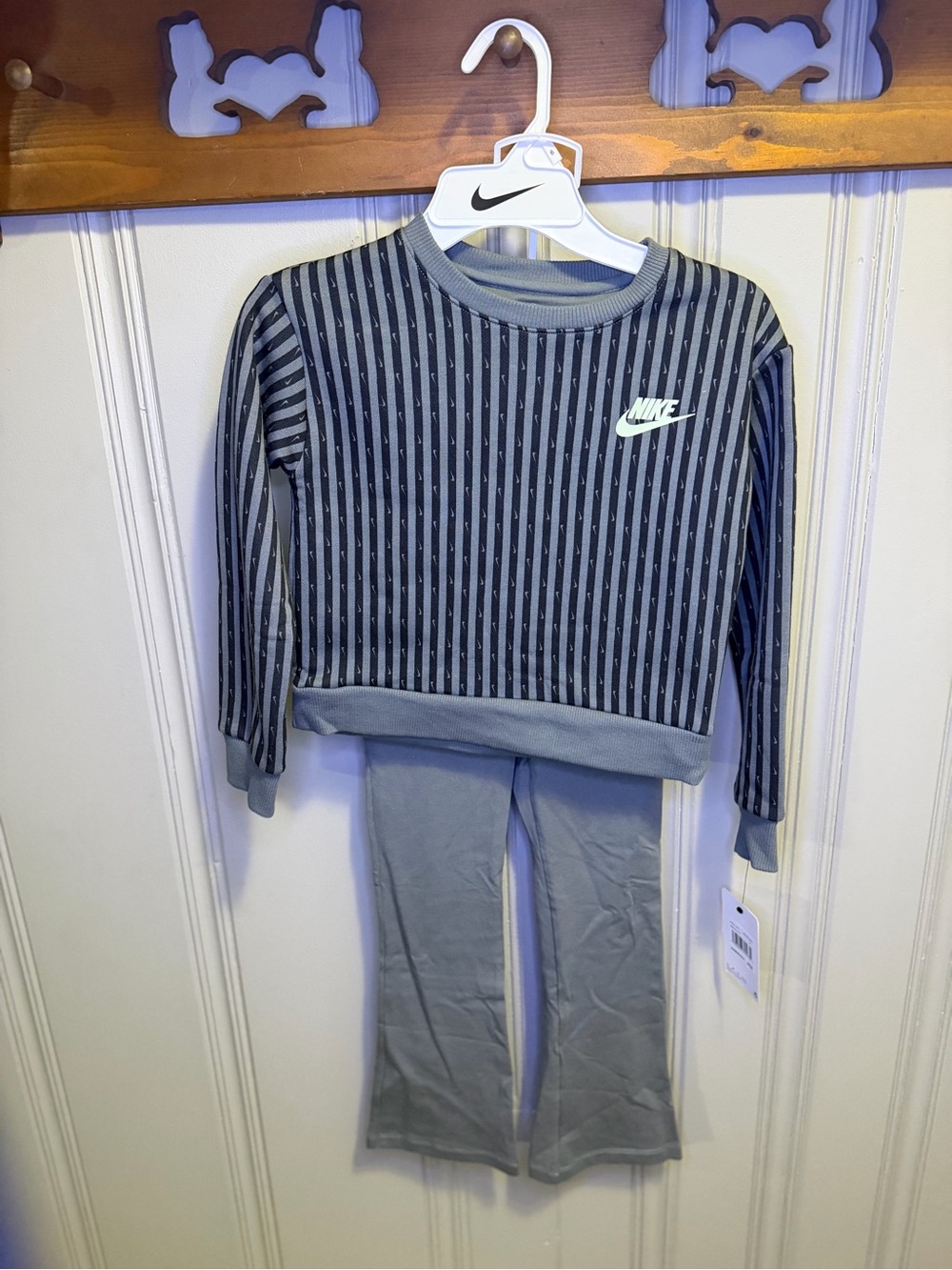 Nike Girls Size 6- 2 Piece Outfit Set Gray Striped Long Sleeve Top Leggings NWT - Picture 2 of 5